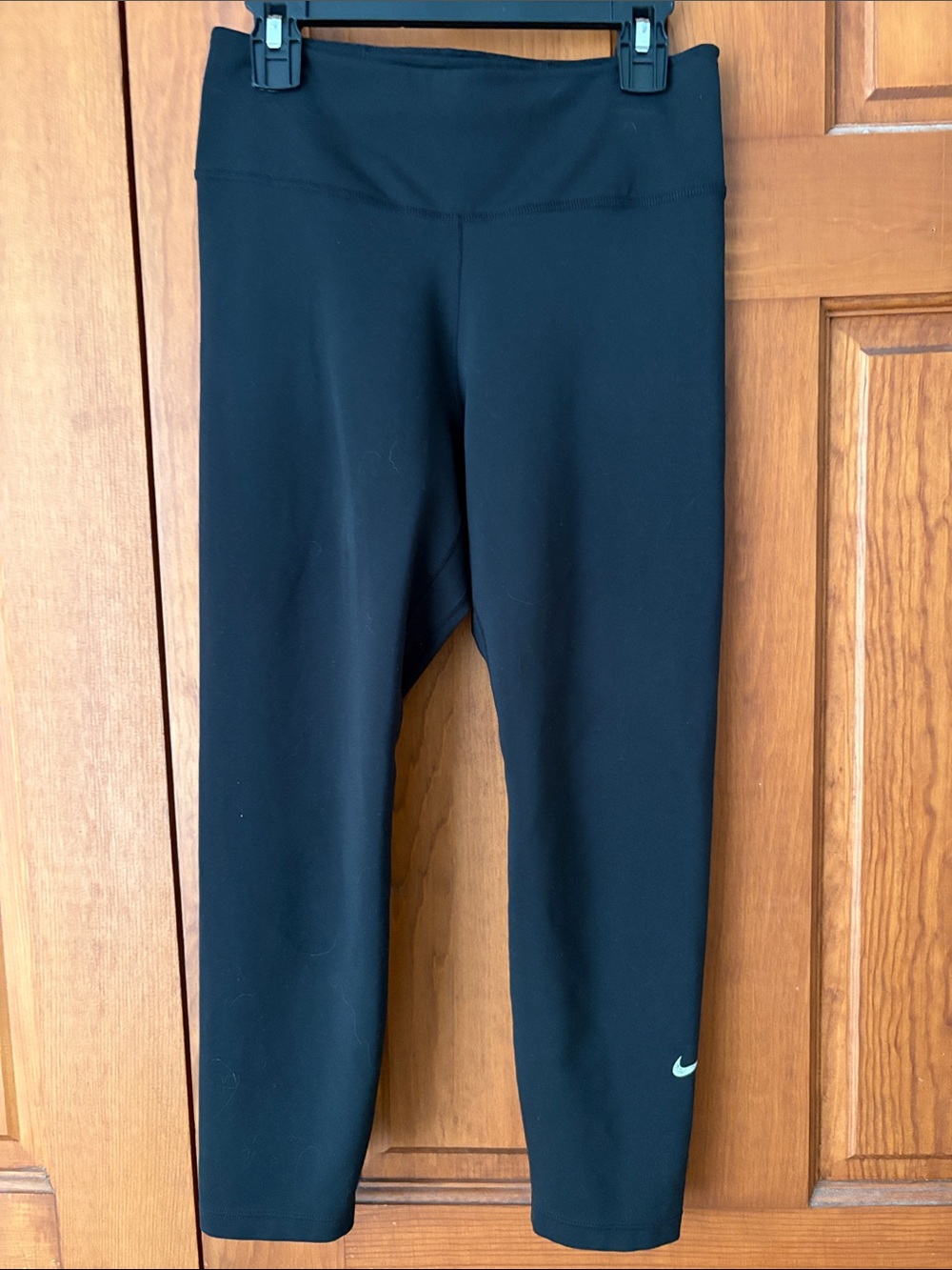 Nike women’s Black Cropped athletic Leggings. Size S